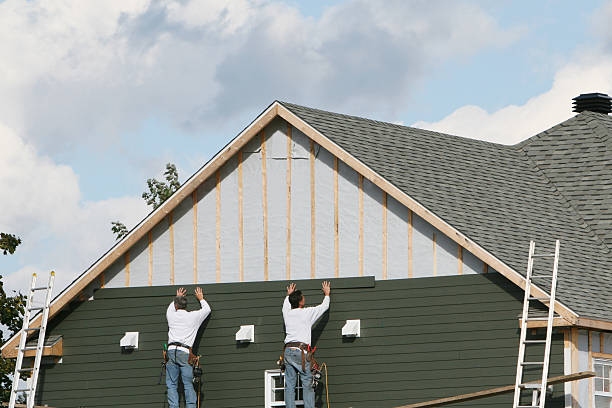 Professional Siding technician working in Dawson, TX